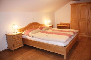 ein Schlafzimmer mit 2 Betten und 2 Lampen an Tischen in der Unterkunft Kanzlerhof in Bad Mitterndorf