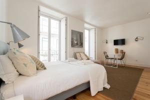 En eller flere senge i et værelse på Chiado Cozy Apartments - by LU Holidays