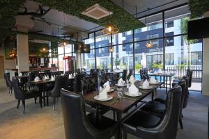 A restaurant or other place to eat at Eco Garden Residences