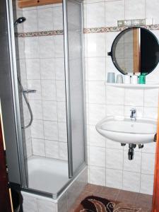 y baño con ducha y lavamanos. en Ferienhaus Nelln, en Reith