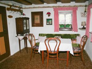 una sala da pranzo con tavolo e sedie bianchi di Ferienhaus Nelln a Reith