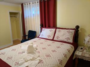 1 dormitorio con 1 cama con edredón en M and D BnB, en St. John's