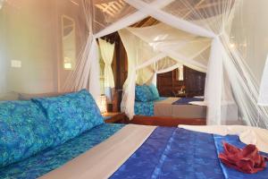 A bed or beds in a room at Lom' Lae Beach Resort