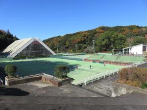掛川市にあるつま恋リゾート 彩の郷のテニスコートの一団