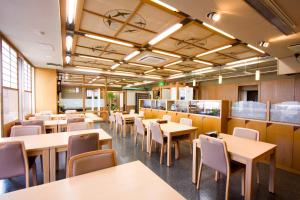 气仙沼市景阁酒店的有桌椅的餐厅