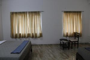 Postel nebo postele na pokoji v ubytování Hotel Jaidharshini Palace