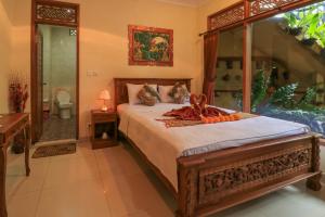 um quarto com uma cama grande e uma casa de banho em Pondok Taman Asri Homestay em Ubud