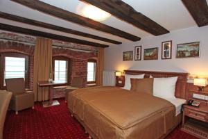Postel nebo postele na pokoji v ubytování Romantik Hotel Scheelehof Stralsund