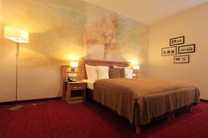 Postel nebo postele na pokoji v ubytování Romantik Hotel Scheelehof Stralsund
