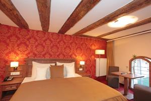 Postel nebo postele na pokoji v ubytování Romantik Hotel Scheelehof Stralsund