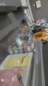 ein Buffet mit einem Haufen verschiedener Arten von Speisen in der Unterkunft Hôtel de la Baie des Trépassés in Plogoff