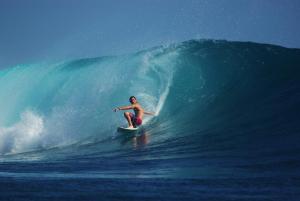 un homme faisant une vague sur une planche de surf dans l'océan dans l'établissement Longo Vezo, à Anakao