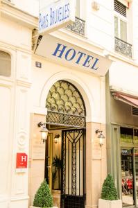 uma entrada do hotel com um sinal do hotel por cima da porta em Hotel Paris Bruxelles em Paris