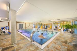 Bazén v ubytování Hotel Resort Relax nebo v jeho okolí