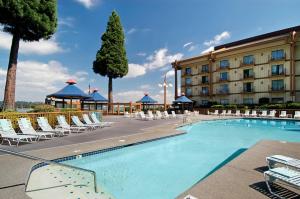 Holiday Inn Portland - Columbia Riverfront, an IHG Hotel tesisinde veya buraya yakın yüzme havuzu