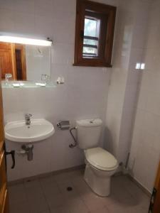 La salle de bains est pourvue de toilettes et d'un lavabo. dans l'établissement Siniya Han, à Hvoyna