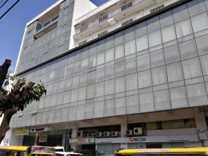un grande edificio con molte finestre di YBC Grand Hotel a Olongapo
