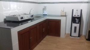 Kuchyň nebo kuchyňský kout v ubytování Anugrah Jaya Guest House