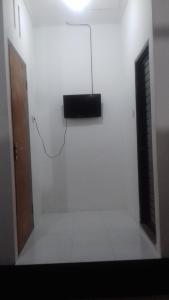 TV a/nebo společenská místnost v ubytování Anugrah Jaya Guest House