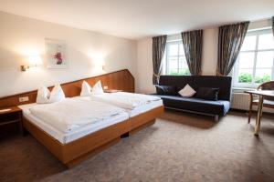 Postel nebo postele na pokoji v ubytování Hotel Reussischer Hof