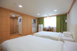 a bedroom with two beds and a kitchen at Yongpyong Resort in Pyeongchang
