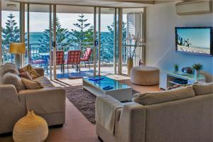 een woonkamer met twee banken en uitzicht op de oceaan bij Indigo Blue in Gold Coast