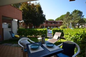 niebieski stół i krzesła na patio w obiekcie Villaggio Orchidee w Bibione