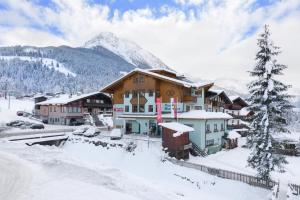 un lodge de esquí en las montañas con nieve en el suelo en Appartement Viehhauser, en Kleinarl
