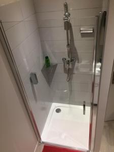 La salle de bains est pourvue d'une douche et d'un lavabo blanc. dans l'établissement L'HIPPOCAMPE, à Sète