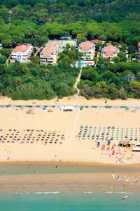 an aerial view of a beach with a lot of people at Residenza Le Altane in Bibione