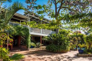una casa con muchas plantas y árboles en Guildford River Retreat, en Perth
