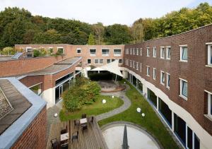 an external view of a building with a courtyard at Katholische Akademie Schwerte in Schwerte