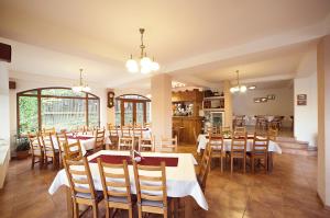 un restaurante con mesas y sillas en una habitación en Pensiunea Comarnic-Moisa, en Comarnic