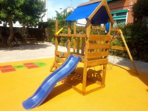 Herní místnost nebo prostor pro děti v ubytování Comarruga Playa apartamento con piscina