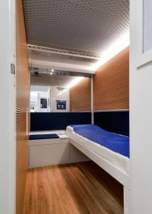 1 dormitorio con litera y suelo de madera en Resting Pods - ZZZleepandGo BGY Airport, en Orio al Serio