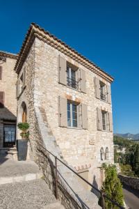 un antiguo edificio de piedra con escaleras que conducen a él en La Pourtoune, en Saint-Paul-de-Vence