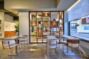 a restaurant with tables and chairs in a room at Luna Holiday Complex in Mellieħa