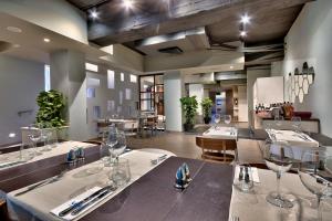 a dining room with wine glasses on the tables at Luna Holiday Complex in Mellieħa