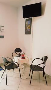 - un groupe de chaises et une table dans une pièce dans l'établissement La Gardenia, à Licodia Eubea