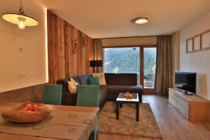 A television and/or entertainment centre at Familyparadies GAMPLALM