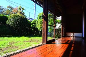 an open porch with a view of a yard at Guest House Yukari in Tsuru 