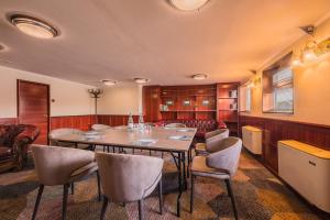 A seating area at Fortuna Boat Hotel Budapest