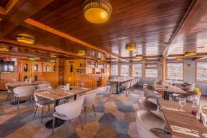 A seating area at Fortuna Boat Hotel Budapest