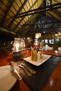 Ein Restaurant oder anderes Speiselokal in der Unterkunft Okonjima Luxury Bush Camp 