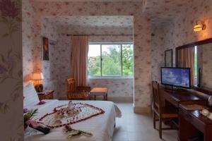 TV a/nebo společenská místnost v ubytování Parklane Hotel