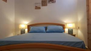 Luna Blue Residence tesisinde bir odada yatak veya yataklar
