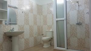 ein Badezimmer mit Toilette, Waschbecken und Dusche in der Unterkunft Luna Blue Residence in Trou aux Biches + 55 Fotos