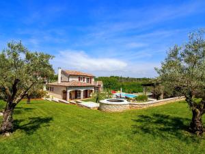 a house with a yard and a swimming pool at Splendid Villa with Private Swimming Pool in Baderna