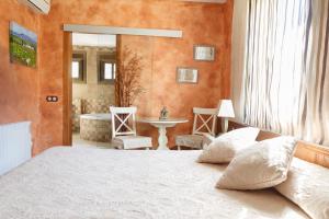 Ein Bett oder Betten in einem Zimmer der Unterkunft El Molí de Pontons suites con jacuzzi spa