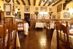 ein Restaurant mit Tischen und Stühlen in einem Raum in der Unterkunft El Molí de Pontons suites con jacuzzi spa in Pontons